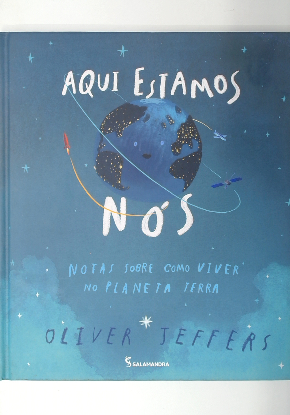 Capa do livro Aqui Estamos Nós - Notas Sobre Como Viver no Planeta Terra