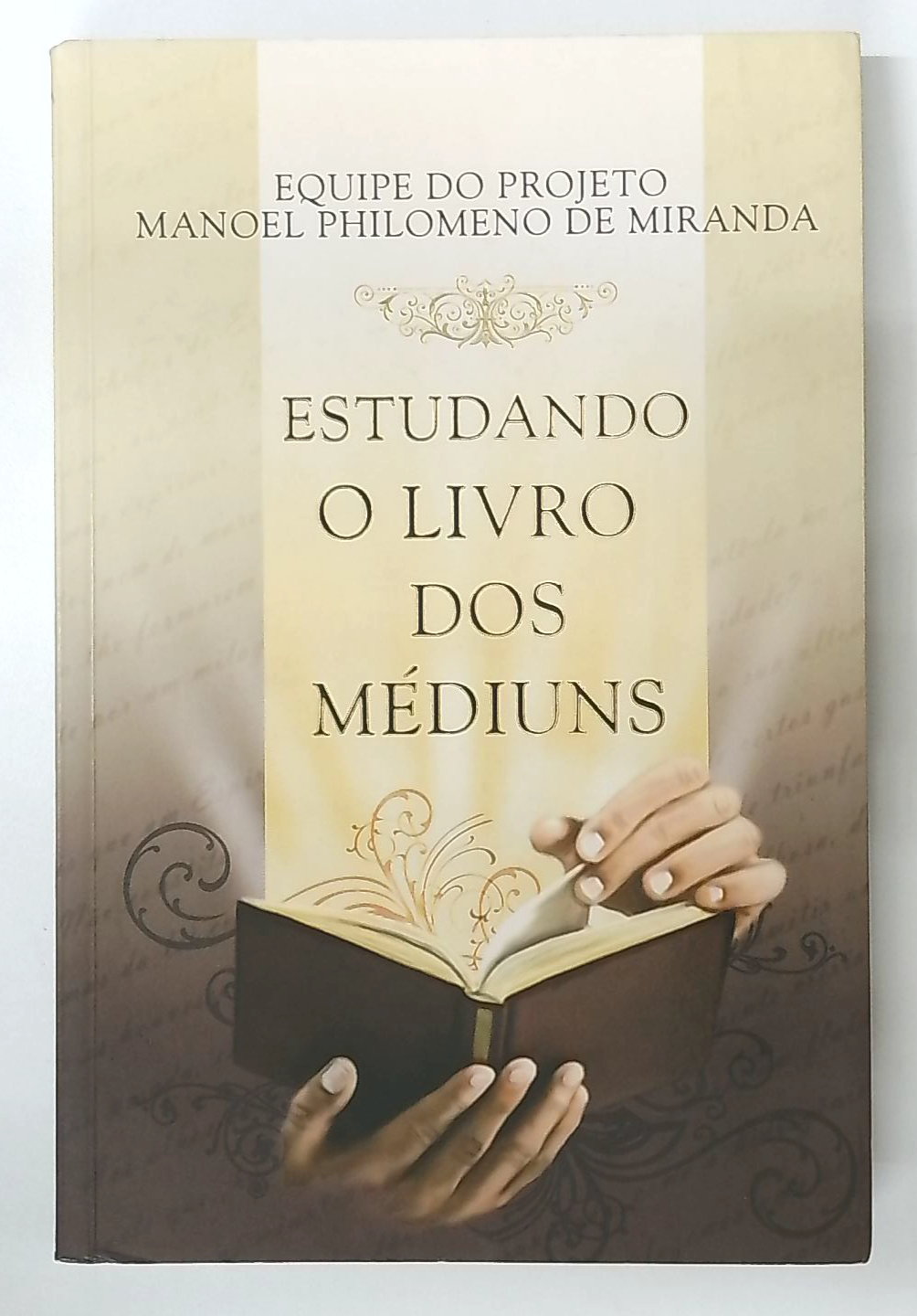 Capa do livro Estudando o Livro dos Médiuns